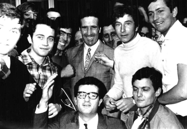 HERRERA Helenio 30-5-1968 tifosi in festa dopo la firma – Foto Unita (5)