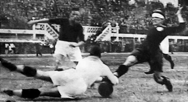 Ballanti si avventa sul pallone in La Dominante-Roma del 25-11-1928